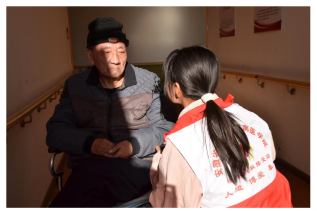 医路铸魂红十字协会志愿服务队 温暖冬日，关爱老人——走进金太阳敬老院(图1)