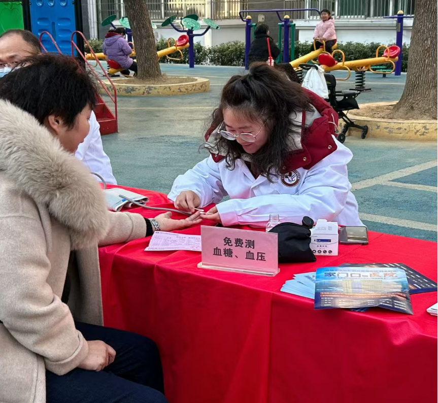 医心为民：皖南医学院志愿者义诊 助力肺结核防治(图2)