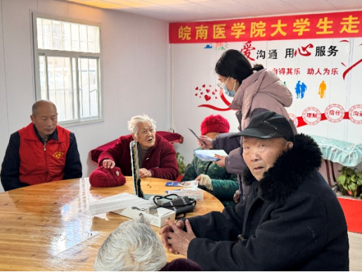 青春暖夕阳：皖南医学院学子为养老院送去防结核知识与健康关怀 (图2)
