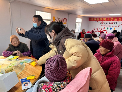 青春暖夕阳：皖南医学院学子为养老院送去防结核知识与健康关怀 (图4)
