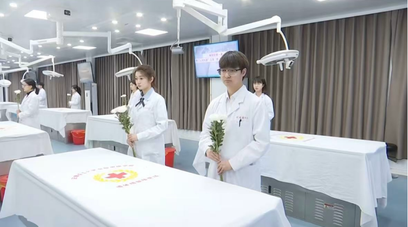 《直播安徽》走进皖南医学院：解剖台前观生命大爱，青春笔尖写医者初心(图3)