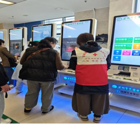 皖南医学院红十字协会赴芜湖市中医院开展导诊活动：志愿贴心助就诊，中医温情护安康(图2)