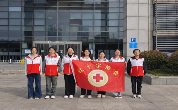 皖南医学院红十字协会赴芜湖市中医院开展导诊活动：志愿贴心助就诊，中医温情护安康(图5)