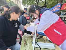 青春仁暖社区——皖南医学院红十字协会开展“三暖行动”义诊进社区活动(图1)