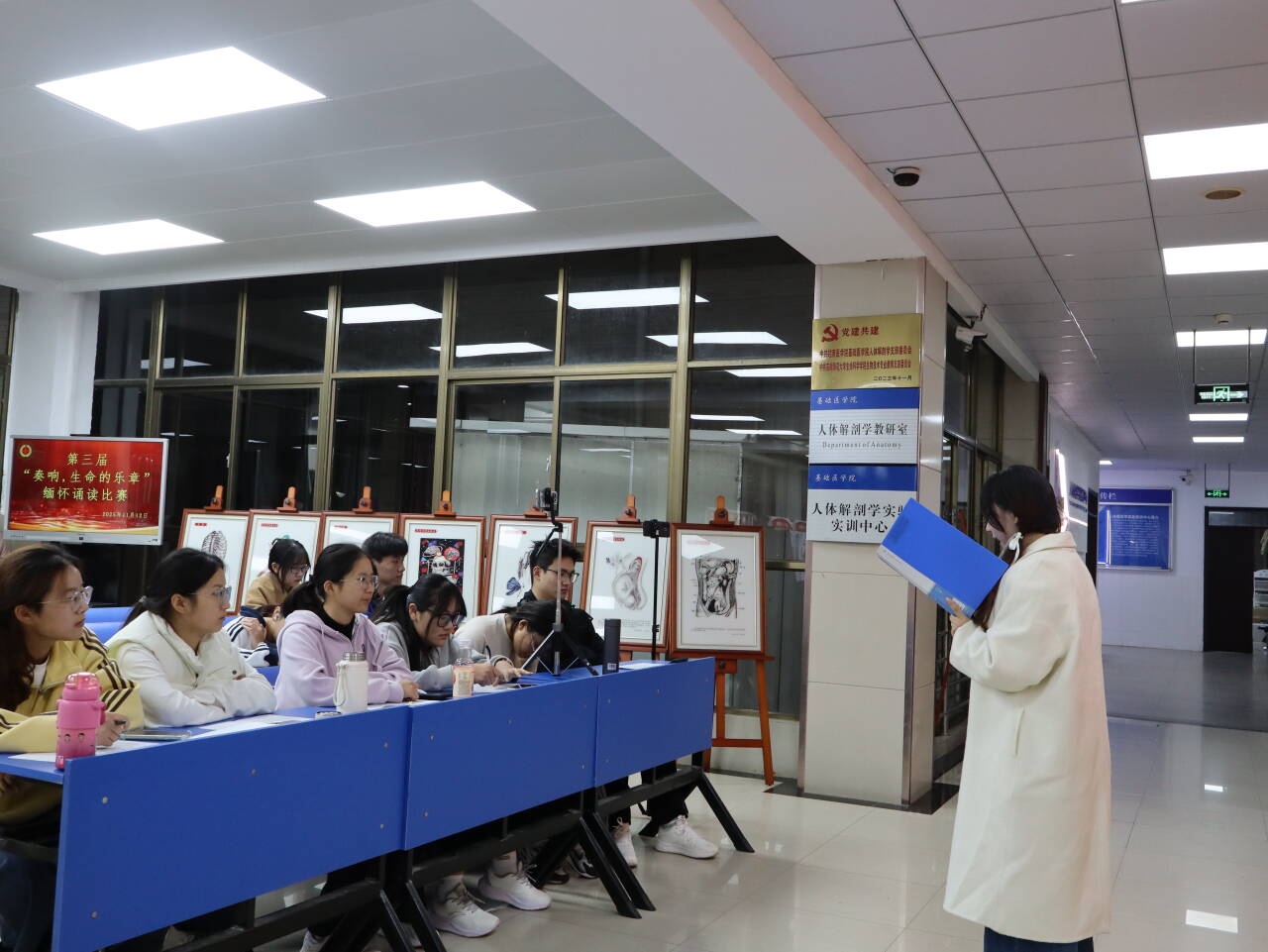 以医者之声,礼赞生命重量 ——皖南医学院红十字协会第三届“奏响生命的乐章”主题朗诵赛圆满举行(图6) 以医者之声,礼赞生命重量 ——皖南医学院红十字协会第三届“奏响生命的乐章”主题朗诵赛圆满举行(图6)