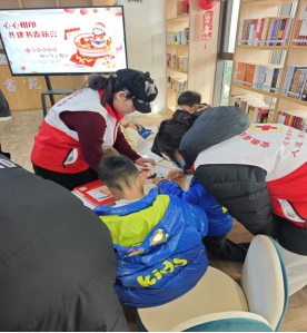 携手防结核,巧手筑健康——皖南医学院红十字协会走进社区开展健康科普活动(图4) 携手防结核,巧手筑健康——皖南医学院红十字协会走进社区开展健康科普活动(图4)