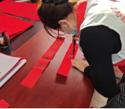 翰墨送福暖桑榆，红音传情护健康——皖南医学院学子赴龙泉街道龙眼社区开展敬老爱老志愿服务活动(图2)