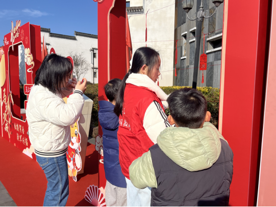 红韵贺春传铁军,志愿护航践初心——皖南医学院红十字协会志愿者开展红色传承与结核防控宣讲活动(图3) 红韵贺春传铁军,志愿护航践初心——皖南医学院红十字协会志愿者开展红色传承与结核防控宣讲活动(图3)