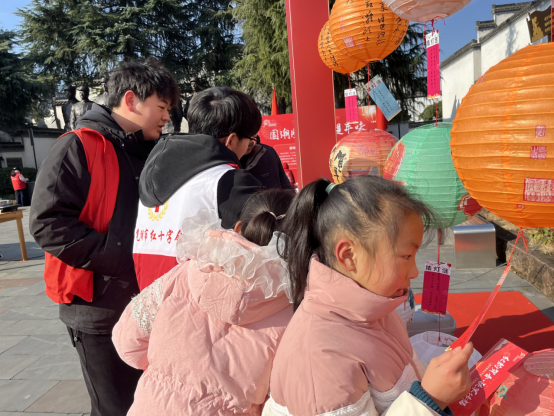 红韵贺春传铁军,志愿护航践初心——皖南医学院红十字协会志愿者开展红色传承与结核防控宣讲活动(图2) 红韵贺春传铁军,志愿护航践初心——皖南医学院红十字协会志愿者开展红色传承与结核防控宣讲活动(图2)